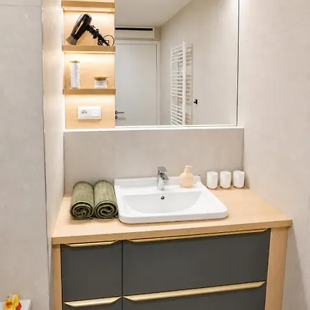 Business & Family Space In Downtown *